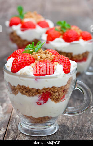 Désert fait maison avec de la crème fraîche et les cokies stawberry haché Banque D'Images