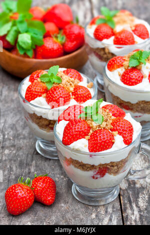 Désert fait maison avec de la crème fraîche et les cokies stawberry haché Banque D'Images