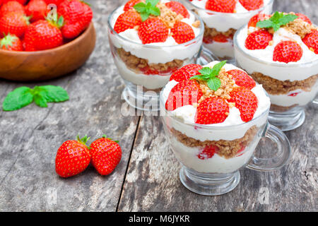 Désert fait maison avec de la crème fraîche et les cokies stawberry haché Banque D'Images