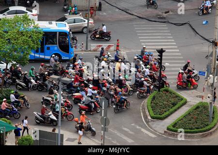 Le trafic à un monde fou intersection dans le District 1 de la ville d'Ho Chi Minh, Vietnam Banque D'Images