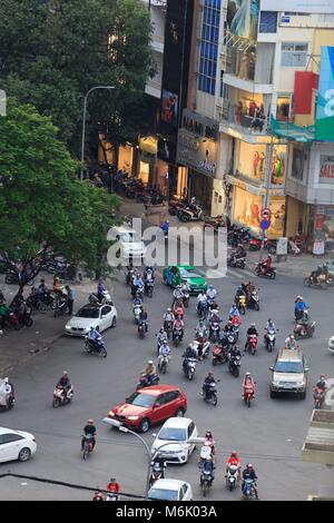 Le trafic à un monde fou intersection dans le District 1 de la ville d'Ho Chi Minh, Vietnam Banque D'Images