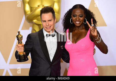 Sam Rockwell avec son prix du meilleur acteur Oscar pour trois panneaux d'Extérieur Ebbing, Missouri et Viola Davis dans la salle de presse lors de la 90e Academy Awards tenue au Kodak Theater à Hollywood, Los Angeles, USA. Banque D'Images