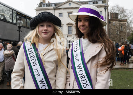 Londres, Royaume-Uni. 4 mars, 2018. Les suffragettes se rassemblent à l'extérieur de la Cour du Palais Vieux Chambres du Parlement à Londres pour prendre part en mars4Femmes, un événement annuel pour célébrer la Journée internationale de la femme et de 100 ans que les femmes au Royaume-Uni a d'abord gagné le droit de vote. L'événement, organisé par CARE International, a pour objectif de mettre en lumière les inégalités auxquelles sont confrontés les femmes et les jeunes filles dans le monde et à faire campagne pour l'égalité des sexes et les droits des femmes dans le monde entier. Credit : Wiktor Szymanowicz/Alamy Live News Banque D'Images