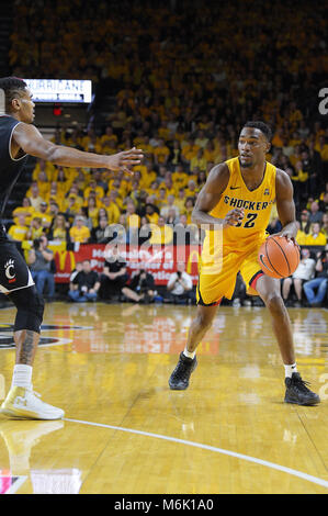 Wichita, Kansas, États-Unis. 08Th Mar, 2018. Wichita State Shockers avant Markis McDuffie (32) a l'air de passer la balle à la poste au cours de la jeu de basket-ball de NCAA entre les Bearcats de Cincinnati et le Wichita State Shockers à Charles Koch Arena de Wichita, Kansas. Kendall Shaw/CSM/Alamy Live News Banque D'Images