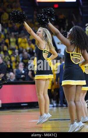 Wichita, Kansas, États-Unis. 08Th Mar, 2018. Les membres de la Wichita State Shockers équipe de danse se divertir durant un temps mort pendant le jeu de basket-ball de NCAA entre les Bearcats de Cincinnati et le Wichita State Shockers à Charles Koch Arena de Wichita, Kansas. Kendall Shaw/CSM/Alamy Live News Banque D'Images