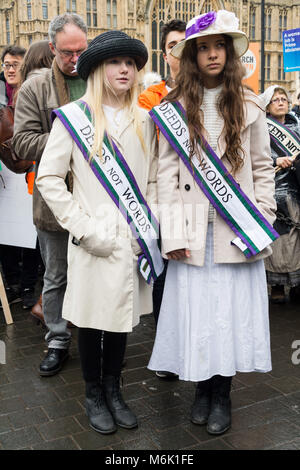 Londres, Royaume-Uni. 08Th Mar, 2018. Les femmes4mars mars dans le centre de Londres pour célébrer la Journée internationale des femmes et 100 ans que les femmes au Royaume-Uni a d'abord gagné le droit de vote. Credit : Raymond Tang/Alamy Live News Banque D'Images