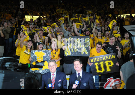 Wichita, Kansas, États-Unis. 08Th Mar, 2018. Le Shocker foule réagit à la CBS caméras et commentateurs au cours de la jeu de basket-ball de NCAA entre les Bearcats de Cincinnati et le Wichita State Shockers à Charles Koch Arena de Wichita, Kansas. Kendall Shaw/CSM/Alamy Live News Banque D'Images