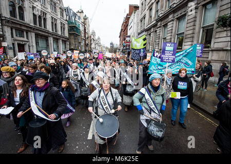 Londres, Royaume-Uni. 4e Mar, 2018. Les participants ont vu marcher dans le centre de Londres.London célèbre la marche des femmes pour la journée internationale de la femme le 8 mars prochain. En plus de 100 ans ont été célébrés depuis le vote a été remporté pour les femmes en Angleterre. Credit : B-3197.jpg Rouco SOPA/Images/ZUMA/Alamy Fil Live News Banque D'Images