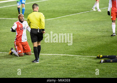 Football - les joueurs de football de saut et sauter à la tête de la balle lors d'un match de football professionnel de l'énergie, du stade - Talen Chester, PA, USA. 3e Mar, 2018. Le MLS Philadelphia Union vaincre la nouvelle révolution de l'Angleterre 2-0 en leur saison d'ouverture à domicile Credit : Don Mennig/Alamy Live News Banque D'Images