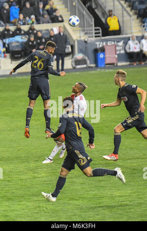 Football - les joueurs de football de saut et sauter à la tête de la balle lors d'un match de football - le football professionnel au stade de l'énergie Talen, Chester, PA, USA. 3e Mar, 2018. Le MLS Philadelphia Union vaincre la nouvelle révolution de l'Angleterre 2-0 en leur saison d'ouverture à domicile Credit : Don Mennig/Alamy Live News Banque D'Images