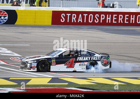 Las Vegas, Nevada, USA. 4e Mar, 2018. Mars 04, 2018 - Las Vegas, Nevada, USA : Kevin Harvick (4) célèbre après avoir remporté le Pennzoil 400 à Las Vegas Motor Speedway de Las Vegas, Nevada. Crédit : Chris Owens Asp Inc/ASP/ZUMA/Alamy Fil Live News Banque D'Images