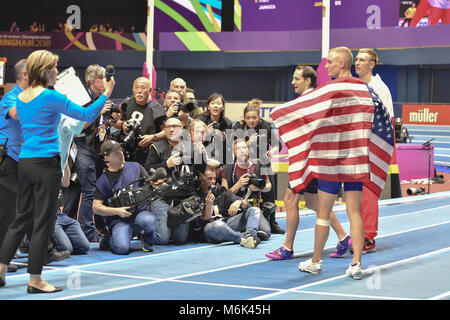 Birmingham, UK. 4e Mar, 2018. Renaud Lavillenie (FRA, or), Sam Kendricks (argent, USA) et Piotr Lisek, Bronze (POL) posent de photos pour les médias après la finale du saut à la perche hommes lors des Championnats du monde en salle de l'IAAF à Arena Birmingham le dimanche, 04 mars 2018. BIRMINGHAM ENGLAND. Credit : Crédit : Wu G Taka Taka Wu/Alamy Live News Banque D'Images