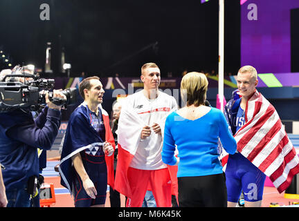 Birmingham, UK. 4e Mar, 2018. Renaud Lavillenie (FRA, or), Sam Kendricks (argent, USA) et Piotr Lisek, Bronze (POL) sont des entrevues après la finale du saut à la perche hommes lors des Championnats du monde en salle de l'IAAF à Arena Birmingham le dimanche, 04 mars 2018. BIRMINGHAM ENGLAND. Credit : Crédit : Wu G Taka Taka Wu/Alamy Live News Banque D'Images