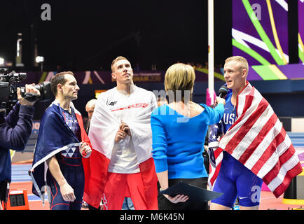 Birmingham, UK. 4e Mar, 2018. Renaud Lavillenie (FRA, or), Sam Kendricks (argent, USA) et Piotr Lisek, Bronze (POL) sont des entrevues après la finale du saut à la perche hommes lors des Championnats du monde en salle de l'IAAF à Arena Birmingham le dimanche, 04 mars 2018. BIRMINGHAM ENGLAND. Credit : Crédit : Wu G Taka Taka Wu/Alamy Live News Banque D'Images