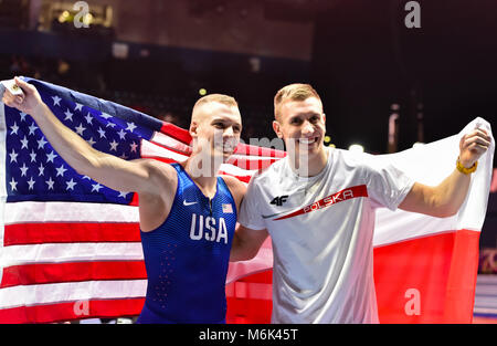 Birmingham, UK. 4e Mar, 2018. Sam Kendricks (argent, USA) et Piotr Lisek, Bronze (POL) posent pour la photo médias après la finale du saut à la perche hommes lors des Championnats du monde en salle de l'IAAF à Arena Birmingham le dimanche, 04 mars 2018. BIRMINGHAM ENGLAND. Credit : Crédit : Wu G Taka Taka Wu/Alamy Live News Banque D'Images