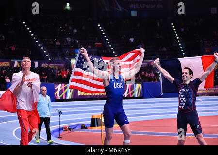 Birmingham, UK. 4e Mar, 2018. Renaud Lavillenie (FRA, or), Sam Kendricks (argent, USA) et Piotr Lisek, Bronze (POL) posent pour les médias photos après la finale du saut à la perche hommes lors des Championnats du monde en salle de l'IAAF à Arena Birmingham le dimanche, 04 mars 2018. BIRMINGHAM ENGLAND. Credit : Crédit : Wu G Taka Taka Wu/Alamy Live News Banque D'Images