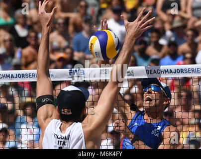 Fort Lauderdale, FL, USA. 4e Mar, 2018. Nick Lucena du monte la balle passé Italie Paolo Nicolai pendant le match pour la médaille d'or du grand Fort Lauderdale, Dimanche, Mars 4, 2018, le Fprt Lauderdale Beach. Lucena est originaire de Cooper City Crédit : Sun-Sentinel/ZUMA/Alamy Fil Live News Banque D'Images