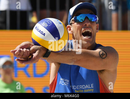 Fort Lauderdale, FL, USA. 4e Mar, 2018. Nick Lucena des États-unis renvoie une volée pendant le match pour la médaille d'or du grand Fort Lauderdale contre l'équipe italienne, Dimanche, Mars 4, 2018, le Fprt Lauderdale Beach. Lucena est originaire de Cooper City Crédit : Sun-Sentinel/ZUMA/Alamy Fil Live News Banque D'Images