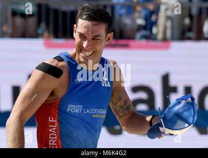 Fort Lauderdale, FL, USA. 4e Mar, 2018. Nick Lucena du U.S.réagit après avoir remporté la médaille d'or du grand Fort Lauderdale sur l'équipe italienne, Dimanche, Mars 4, 2018, le Fprt Lauderdale Beach. Lucena est originaire de Cooper City Crédit : Sun-Sentinel/ZUMA/Alamy Fil Live News Banque D'Images