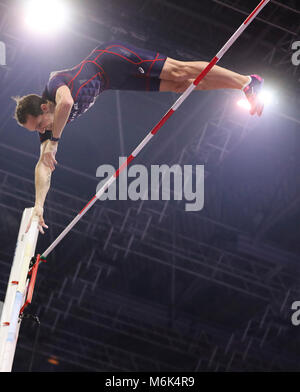 Birmingham. 4e Mar, 2018. Renaud Lavillenie de France est en compétition lors de la finale du saut à la perche hommes de l'IAAF World Indoor Championships à Arena Birmingham à Birmingham, Grande-Bretagne, le 4 mars 2018. Credit : Han Yan/Xinhua/Alamy Live News Banque D'Images