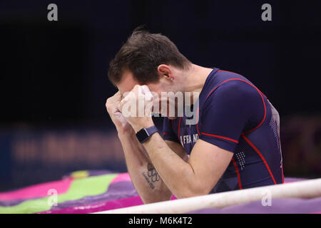 Birmingham. 4e Mar, 2018. Renaud Lavillenie de France célèbre après avoir remporté la finale du saut à la perche hommes pendant les championnats du monde en salle à Birmingham Arena à Birmingham, Grande-Bretagne, le 4 mars 2018. Credit : Han Yan/Xinhua/Alamy Live News Banque D'Images