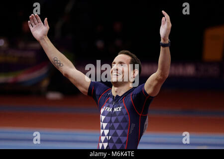 Birmingham. 4e Mar, 2018. Renaud Lavillenie de France célèbre après avoir remporté la finale du saut à la perche hommes pendant les championnats du monde en salle à Birmingham Arena à Birmingham, Grande-Bretagne, le 4 mars 2018. Crédit : Tim Irlande/Xinhua/Alamy Live News Banque D'Images