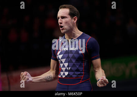 Birmingham. 4e Mar, 2018. Renaud Lavillenie de France célèbre après avoir remporté la finale du saut à la perche hommes pendant les championnats du monde en salle à Birmingham Arena à Birmingham, Grande-Bretagne, le 4 mars 2018. Crédit : Tim Irlande/Xinhua/Alamy Live News Banque D'Images