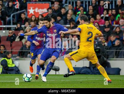 Barcelone, Espagne. 4e Mar, 2018. Le FC Barcelone Luis Suarez (C) le dispute à l'Atletico Madrid Diego Godin au cours de la ligue espagnole match de football entre le FC Barcelone et l'Atletico Madrid à Barcelone, Espagne, le 4 mars 2018. Barcelone a gagné 1-0. Credit : Joan Gosa/Xinhua/Alamy Live News Banque D'Images