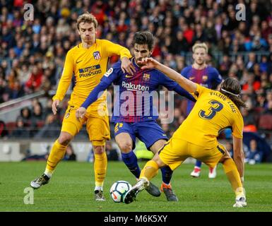 Barcelone, Espagne. 4e Mar, 2018. Le FC Barcelone Andre Gomez (C) le dispute à l'Atletico Madrid Antoine Griezmann (L) et Filipe Luis au cours de la ligue espagnole match de football entre le FC Barcelone et l'Atletico Madrid à Barcelone, Espagne, le 4 mars 2018. Barcelone a gagné 1-0. Credit : Joan Gosa/Xinhua/Alamy Live News Banque D'Images