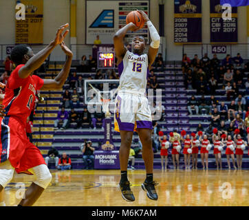 Albany, NY, USA. 3e Mar, 2018. Stony Brook dans le 69-60 Albany défaites America East Conference tournament quaterfinals au SEFCU Arena, le 3 mars 2018. Devonte Campbell (# 12) Credit : csm/Alamy Live News Banque D'Images