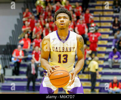 Albany, NY, USA. 3e Mar, 2018. Stony Brook dans le 69-60 Albany défaites America East Conference tournament quaterfinals au SEFCU Arena, le 3 mars 2018. David Nichols (# 13) Credit : csm/Alamy Live News Banque D'Images