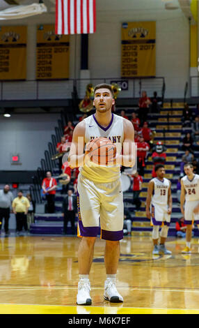 Albany, NY, USA. 3e Mar, 2018. Stony Brook dans le 69-60 Albany défaites America East Conference tournament quaterfinals au SEFCU Arena, le 3 mars 2018. Greg Styre (# 43) Credit : csm/Alamy Live News Banque D'Images