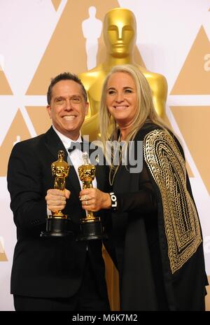 Los Angeles, CA, USA. 4e Mar, 2018. Lee Unkrich, Darla K. Anderson dans la salle de presse pour le 90e Academy Awards - Salle de presse, le Kodak Theater à Hollywood et Highland Center, Los Angeles, CA 4 mars 2018. Credit : Elizabeth Goodenough/Everett Collection/Alamy Live News Banque D'Images