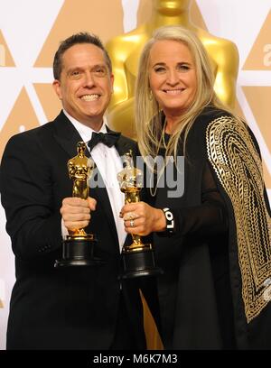 Los Angeles, CA, USA. 4e Mar, 2018. Lee Unkrich, Darla K. Anderson dans la salle de presse pour le 90e Academy Awards - Salle de presse, le Kodak Theater à Hollywood et Highland Center, Los Angeles, CA 4 mars 2018. Credit : Elizabeth Goodenough/Everett Collection/Alamy Live News Banque D'Images