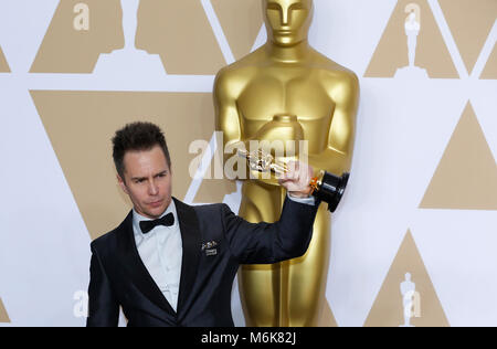 Los Angeles, USA. 4e Mar, 2018. Acteur Sam Rockwell pose après avoir remporté le prix du meilleur acteur de soutien pour son rôle dans 'trois panneaux d'extérieur Ebbing, Missouri' à salle de presse de la 90e Academy Awards au Dolby Theatre de Los Angeles, États-Unis, le 4 mars 2018. Crédit : Li Ying/Xinhua/Alamy Live News Banque D'Images