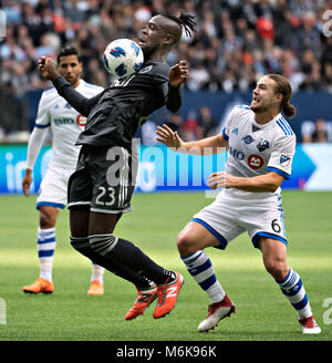 (180305) -- Vancouver, le 5 mars 2018 (Xinhua) -- des Whitecaps de Vancouver Kei Kamara (L) contrôle le ballon pendant le match de saison régulière MLS 2018 entre Vancouver Whitecaps et Impact de Montréal au BC Place à Vancouver, Canada, le 4 mars 2018. Whitecaps de Vancouver a gagné 2-1. (Xinhua/Andrew Soong)(WLL) Banque D'Images