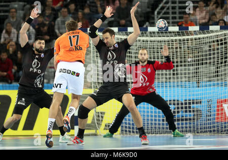 (180305) -- ZAGREB, 5 mars 2018 (Xinhua) -- Helge Freiman (2L) de l'IFK Kristianstad pousses et Igor Villa Localité (3L) de PPD Zagreb essaie de bloquer au cours de la 14e ronde de VELUX EHF Champions League match de hand entre Zagreb et PPD IFK Kristianstad à Zagreb, Croatie, le 4 mars 2018. IFK Kristianstad a gagné 27-24. (Xinhua/Slavko Midzor) Banque D'Images