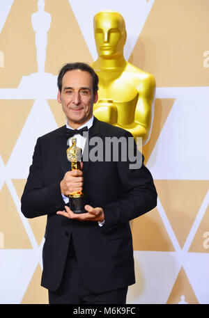 Los Angeles, Californie, USA. 4 mars, 2018. Alexandre Desplat vainqueur de la meilleure musique originale pour 'Shape' de l'eau pose dans la salle de presse au cours de la 90th Annual Academy Awards au Hollywood & Highland Center le 4 mars 2018 à Hollywood, Californie. Credit : Tsuni / USA/Alamy Live News Banque D'Images