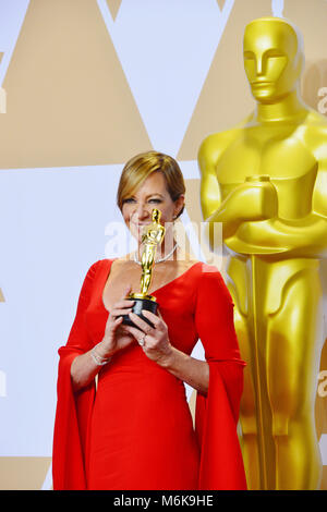 Los Angeles, Californie, USA. 4 mars, 2018. Allison Janney, lauréat du prix du second rôle féminin pour ?I, Tonya ? Pose dans la salle de presse au cours de la 90th Annual Academy Awards au Hollywood & Highland Center le 4 mars 2018 à Hollywood, Californie. Credit : Tsuni / USA/Alamy Live News Banque D'Images