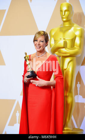 Los Angeles, Californie, USA. 4 mars, 2018. Allison Janney, lauréat du prix du second rôle féminin pour ?I, Tonya ? Pose dans la salle de presse au cours de la 90th Annual Academy Awards au Hollywood & Highland Center le 4 mars 2018 à Hollywood, Californie. Credit : Tsuni / USA/Alamy Live News Banque D'Images