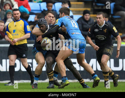 Coventry, Royaume-Uni. 4e Mar, 2018. Aviva Premiership Rugby Wasps v London Irish - Christian Wade de guêpes essaie de travailler après la défense des London Irish - obligatoire en ligne : Paul Roberts/OneUpTop Crédit : Paul Roberts/Alamy Live News Banque D'Images