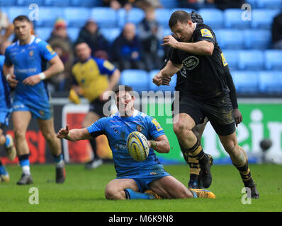 Coventry, Royaume-Uni. 4e Mar, 2018. Aviva Premiership Rugby Wasps v London Irish - Piet van Zyl de London Irish perd à Brendan Macken de guêpes - obligatoire en ligne : Paul Roberts/OneUpTop Crédit : Paul Roberts/Alamy Live News Banque D'Images