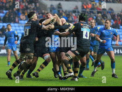 Coventry, Royaume-Uni. 4e Mar, 2018. Aviva Premiership Rugby Wasps v London Irish - Oli Hoskins de London Irish essaie de forcer un moyen au-delà de la défense des guêpes - obligatoire en ligne : Paul Roberts/OneUpTop Crédit : Paul Roberts/Alamy Live News Banque D'Images