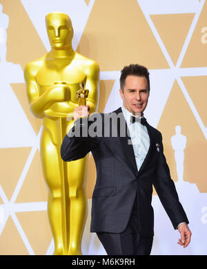 Los Angeles, Californie, USA. 4 mars, 2018. Sam Rockwell lauréat du prix du meilleur acteur de soutien pour les 'Trois panneaux d'Extérieur Ebbing, Missouri, pose dans la salle de presse au cours de la 90th Annual Academy Awards au Hollywood & Highland Center le 4 mars 2018 à Hollywood, Californie / USA Crédit : Tsuni/Alamy Live News Banque D'Images