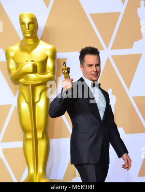 Los Angeles, Californie, USA. 4 mars, 2018. Sam Rockwell lauréat du prix du meilleur acteur de soutien pour les 'Trois panneaux d'Extérieur Ebbing, Missouri, pose dans la salle de presse au cours de la 90th Annual Academy Awards au Hollywood & Highland Center le 4 mars 2018 à Hollywood, Californie / USA Crédit : Tsuni/Alamy Live News Banque D'Images