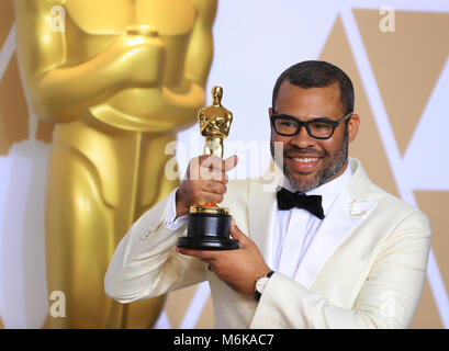 Los Angeles, USA. 4e Mar, 2018. La Jordanie Directeur Peele pose après avoir remporté le prix du Meilleur Scénario Original pour "sortir" en salle de presse de la 90e Academy Awards au Dolby Theatre de Los Angeles, États-Unis, le 4 mars 2018. Crédit : Li Ying/Xinhua/Alamy Live News Banque D'Images