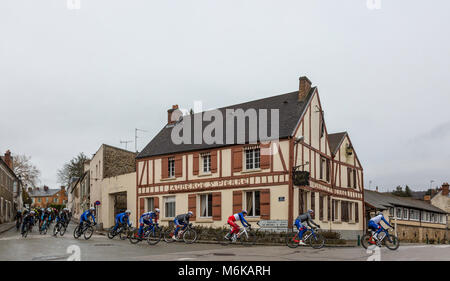 Dampierre-en-Yvelines, France. 4e Mar, 2018. Le gagnant de l'étape 1, Arnaud Demare du team Groupama-FD, école à l'avant du peloton en passant devant une maison traditionnelle lors de Paris-Nice 2018. Credit : Radu Razvan/Alamy Live News Banque D'Images