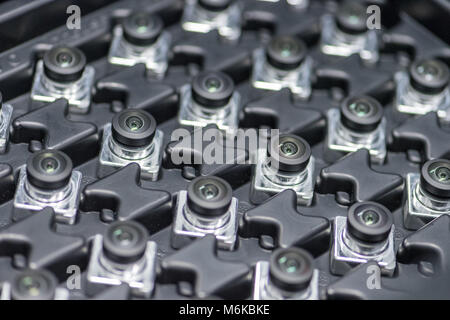 02 mars 2018, Allemagne, Berlin : Un employé assemble des caméras à 360 degrés à l'usine de fabrication de Continental. Photo : Armin Weigel/dpa Banque D'Images