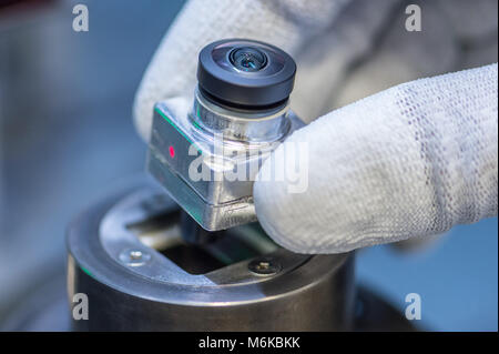 02 mars 2018, Allemagne, Berlin : Un employé assemble des caméras à 360 degrés à l'usine de fabrication de Continental. Photo : Armin Weigel/dpa Banque D'Images