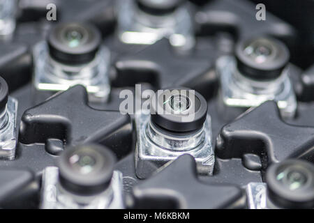 02 mars 2018, Allemagne, Berlin : Un employé assemble des caméras à 360 degrés à l'usine de fabrication de Continental. Photo : Armin Weigel/dpa Banque D'Images